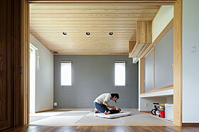 株式会社棟匠の施工事例「理想を叶えた子育て家族のシックな1.5階建て」の画像2