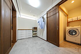 株式会社棟匠の施工事例「理想を叶えた子育て家族のシックな1.5階建て」の画像3