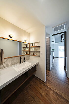 株式会社棟匠の施工事例「理想を叶えた子育て家族のシックな1.5階建て」の画像4