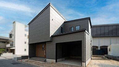 株式会社アパックスホームの施工事例「広島|子育て世代必見!26帖LDKで家事ラク動線。モダンビルトインガレージの家」の画像1