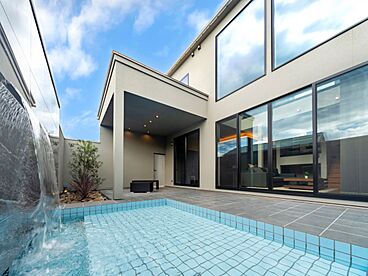 クオレ・ホーム株式会社の施工事例「ウォーターガーデンを眺める癒しの家」の画像