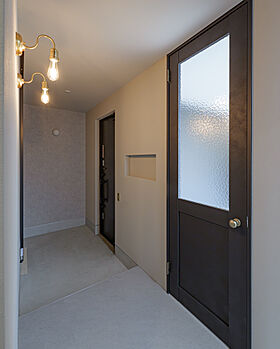 株式会社あめりか屋の施工事例「モダングレーのカーテンレスのおうち」の画像1