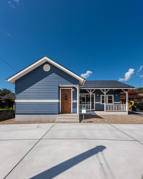 株式会社あめりか屋の施工事例「アメリカンスタイルのカラフルポップな平屋のおうち」のメイン画像