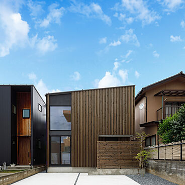 株式会社ユースフルハウスの施工事例「杉板ファサードと吹き抜けが印象的な住まい」の画像