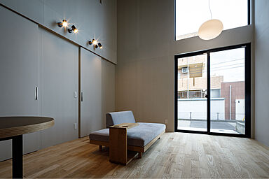 株式会社ユースフルハウスの施工事例「杉板ファサードと吹き抜けが印象的な住まい」の画像1