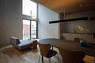 株式会社ユースフルハウスの施工事例「杉板ファサードと吹き抜けが印象的な住まい」の画像2