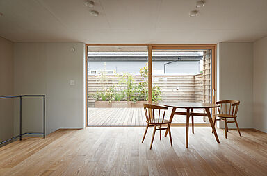 株式会社ユースフルハウスの施工事例「杉板の温もりとRC壁が美しく調和する大開口窓の家」の画像1