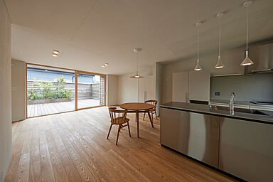 株式会社ユースフルハウスの施工事例「杉板の温もりとRC壁が美しく調和する大開口窓の家」の画像2