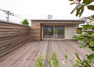 株式会社ユースフルハウスの施工事例「杉板の温もりとRC壁が美しく調和する大開口窓の家」の画像3