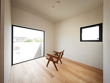 株式会社ユースフルハウスの施工事例「杉板の温もりとRC壁が美しく調和する大開口窓の家」の画像5