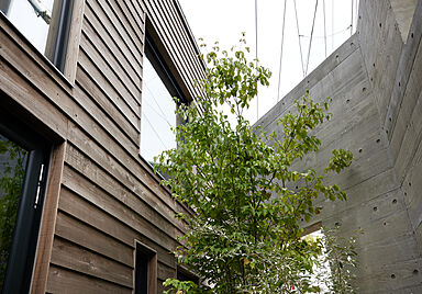 株式会社ユースフルハウスの施工事例「杉板の温もりとRC壁が美しく調和する大開口窓の家」の画像7