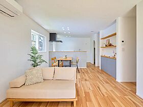 【KUMAKI。】株式会社熊木住建の施工事例「長野市/3LDK/セミオーダーハウス|片流れ屋根の家族みんなでのびのび暮らせる家」の画像2