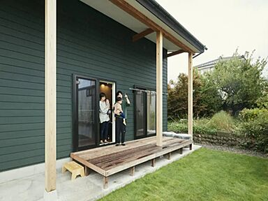 【KUMAKI。】株式会社熊木住建の施工事例「千曲市/3LDK|家事ラク動線と開放感。グリーンの外観が映えるのびやかな平屋。」の画像