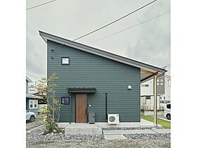 【KUMAKI。】株式会社熊木住建の施工事例「千曲市/3LDK|家事ラク動線と開放感。グリーンの外観が映えるのびやかな平屋。」の画像1