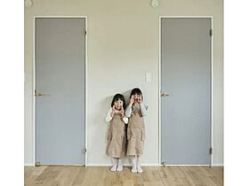 【KUMAKI。】株式会社熊木住建の施工事例「長野市/3LDK|借景×お家キャンプを愉しむ。木の温もりと開放感に満ちた家。」のメイン画像