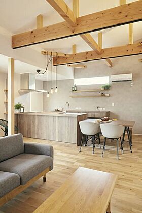 【KUMAKI。】株式会社熊木住建の施工事例「長野市/3LDK|借景×お家キャンプを愉しむ。木の温もりと開放感に満ちた家。」の画像1