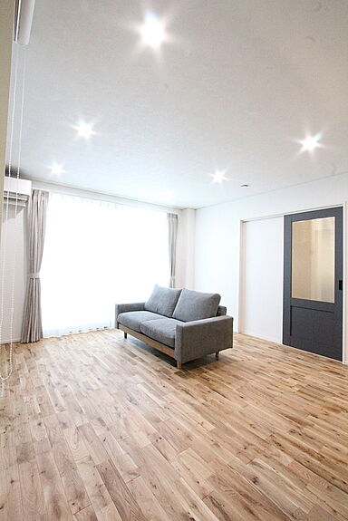 デキノヤホームの施工事例「ナチュラルな空間の中にこだわりのつまったオシャレな家」の画像1