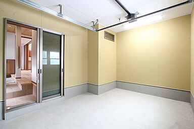 デキノヤホームの施工事例「インナーガレージのある勾配天井の平屋」の画像