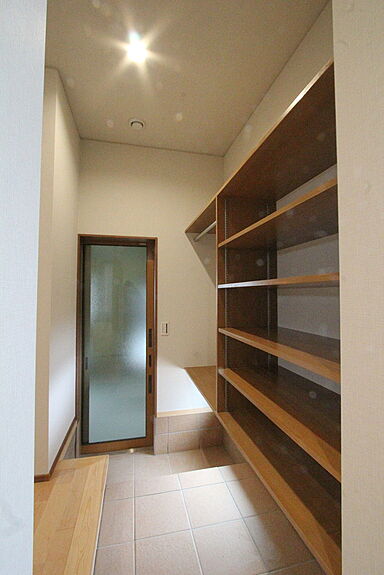 デキノヤホームの施工事例「インナーガレージのある勾配天井の平屋」の画像2