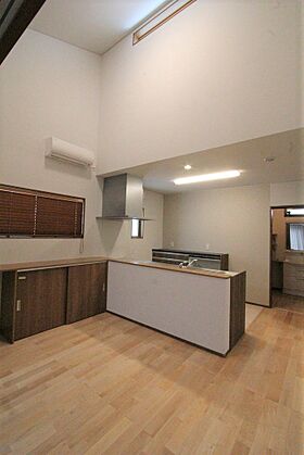 デキノヤホームの施工事例「インナーガレージのある勾配天井の平屋」の画像3