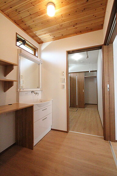 デキノヤホームの施工事例「インナーガレージのある勾配天井の平屋」の画像6