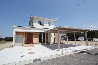 デキノヤホームの施工事例「白×木目の明るい家」の画像