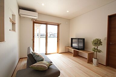 デキノヤホームの施工事例「白×木目の明るい家」の画像1
