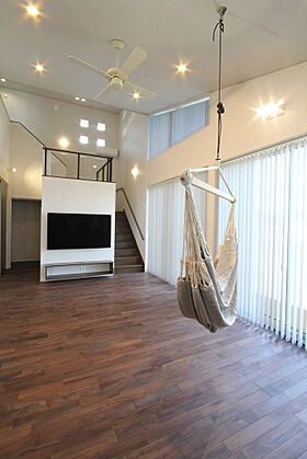 デキノヤホームの施工事例「大きな吹き抜けのある上質な空間」の画像1