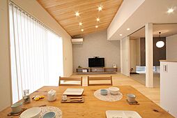 デキノヤホームの施工事例「造作棚、造作カウンターで見た目も使い勝手も優れた家」の画像