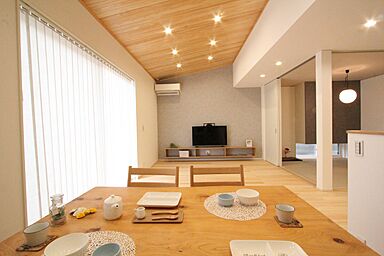デキノヤホーム 富山店の施工事例「造作棚、造作カウンターで見た目も使い勝手も優れた家」の画像
