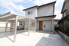 デキノヤホームの施工事例「造作棚、造作カウンターで見た目も使い勝手も優れた家」の画像1
