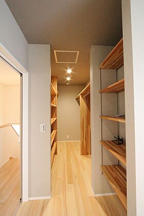 デキノヤホームの施工事例「造作棚、造作カウンターで見た目も使い勝手も優れた家」の画像3
