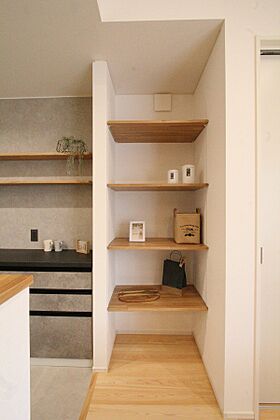 デキノヤホームの施工事例「造作棚、造作カウンターで見た目も使い勝手も優れた家」の画像7