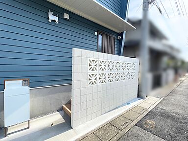 株式会社平正工務店の施工事例「春日部市S様邸 わんちゃんたちの青いおうち」の画像1