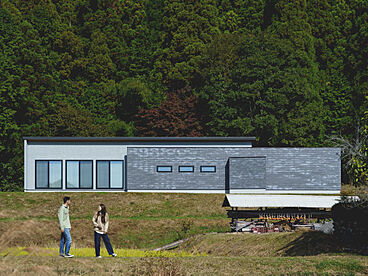 アーキホームライフ 奈良の施工事例「田園風景に佇むビルトインガレージ付きの平屋」の画像