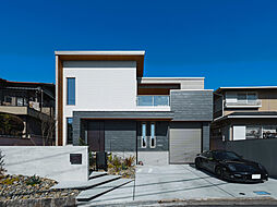 アーキホームライフ 岡山の施工事例「夜景を一望できるリビングバルコニーが映えるビルトインガレージハウス」の画像