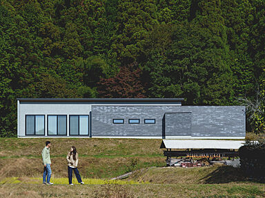 アーキホームライフ 岡山の施工事例「田園風景に佇むビルトインガレージ付きの平屋」の画像2