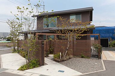 新産住拓株式会社の施工事例「【外構/和モダン/2階建て】木組みのエクステリアで自然とつながる暮らし」の画像