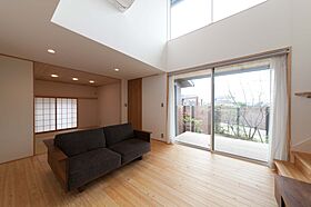 新産住拓株式会社の施工事例「【外構/和モダン/2階建て】木組みのエクステリアで自然とつながる暮らし」の画像1