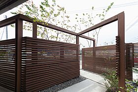 新産住拓株式会社の施工事例「【外構/和モダン/2階建て】木組みのエクステリアで自然とつながる暮らし」の画像2