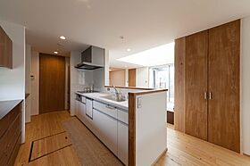 新産住拓株式会社の施工事例「【外構/和モダン/2階建て】木組みのエクステリアで自然とつながる暮らし」の画像3