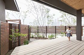 新産住拓株式会社の施工事例「【外構/和モダン/2階建て】木組みのエクステリアで自然とつながる暮らし」の画像9