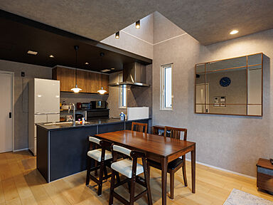 PGハウス 箕面の施工事例「防音の音楽室と光あふれる吹き抜け。グレー×黒が映える洗練された3階建て」の画像1