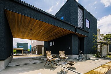 アサヒアレックスホールディングス株式会社(新潟)の施工事例「ガレージと回遊動線で暮らしをデザインしたセミオーダーの家」の画像1