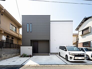 株式会社ビルドアートの施工事例「サウナルーム+全窓ミラーガラスのモノトーン2階建て」の画像