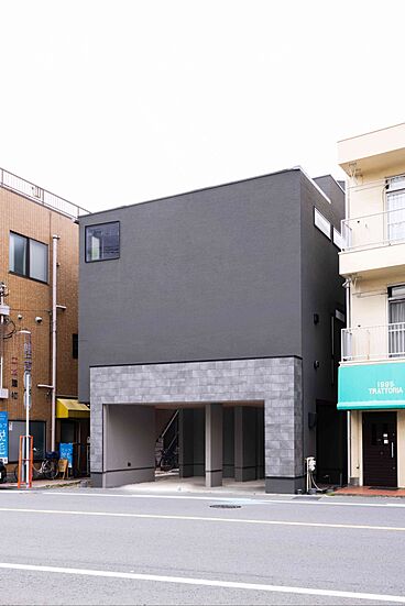 株式会社ビルドアートの施工事例「ビルトインガレージ・吹き抜け・ルーフバルコニーのある3階建て」の画像