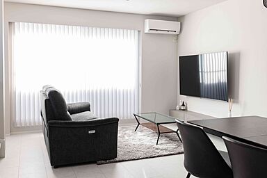 株式会社ビルドアートの施工事例「白×ブラックのホテルライクなモノトーン3階建て」の画像2