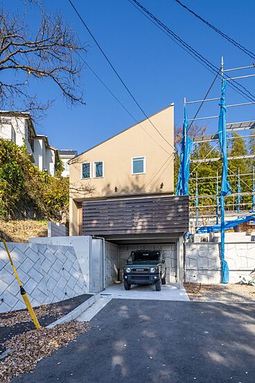 株式会社ビルドアートの施工事例「周囲の緑を室内に取り込む大開口窓と吹き抜けのある家」の画像