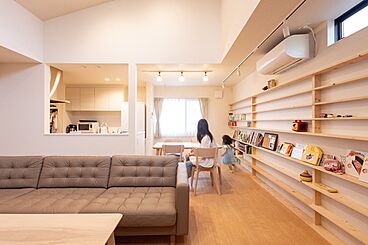 株式会社ビルドアートの施工事例「勾配天井と造作本棚のある2階リビングのナチュラルな家」の画像