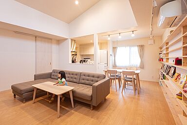 株式会社ビルドアートの施工事例「勾配天井と造作本棚のある2階リビングのナチュラルな家」の画像1